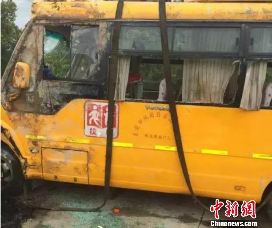 28日上午，廣東東莞塘廈鎮發生一起校車側翻事件，事故造成1名11歲的女學生死亡，另有14名學生與1名跟車員、1名司機受輕傷被送往醫院接受檢查。圖為救援現場。