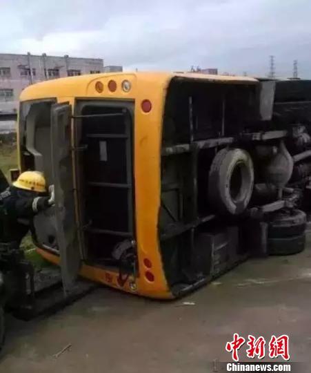 28日上午，廣東東莞塘廈鎮發生一起校車側翻事件，事故造成1名11歲的女學生死亡，另有14名學生與1名跟車員、1名司機受輕傷被送往醫院接受檢查。圖為救援現場。