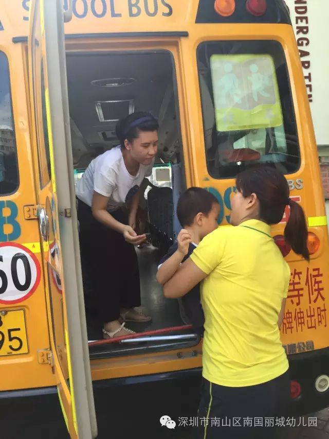 幼兒園校車安全演練——深圳市南山區(qū)南國麗城幼兒園