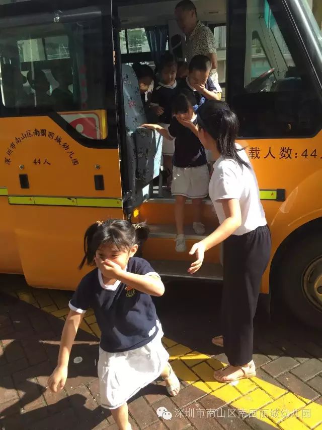 幼兒園校車安全演練——深圳市南山區(qū)南國麗城幼兒園