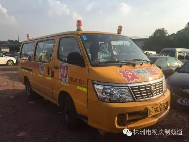 湖南株洲某幼兒園校車超載，司機態度令人唏噓