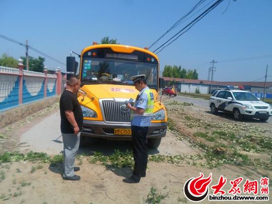 博興交警深入學校 做好假后校車安全檢查工作