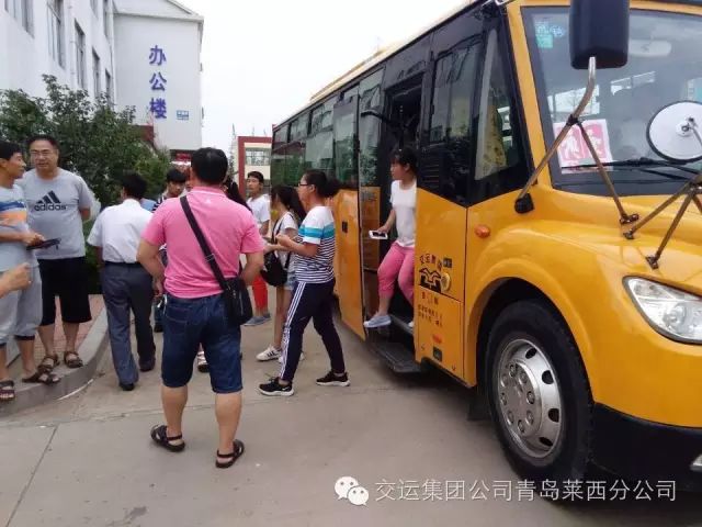 萊西溫馨校車暑期也在忙著接送學生/ 萊西溫馨校車暑期也在忙著接送學生