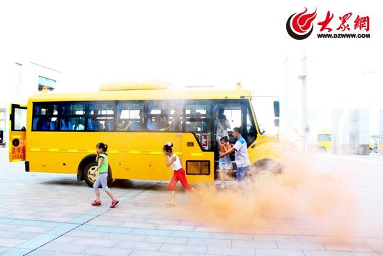 日照山海天幼兒園校車(chē)安全消防演練/ 日照山海天幼兒園校車(chē)安全消防演練