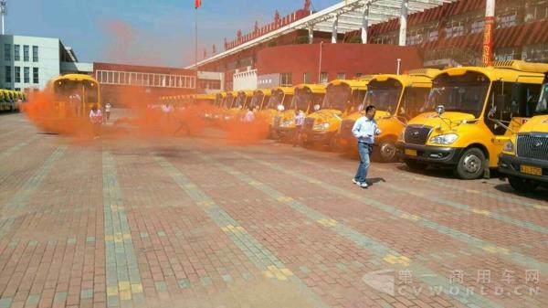 “袋鼠行動”在繼續 宇通校車安全大講堂走進黃驊 2.jpg