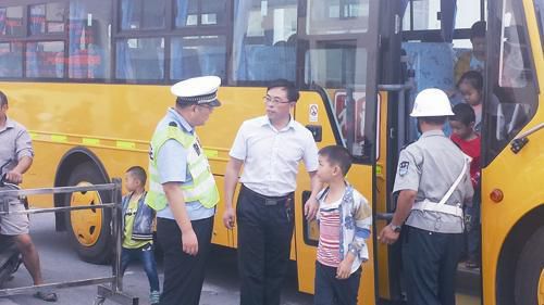 筑牢校車安全防線江蘇如皋市采取多部門聯動/ 筑牢校車安全防線江蘇如皋市采取多部門聯動