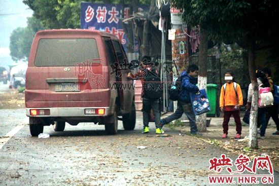 駐馬店平陽非專用校車橫行,教育局監管待提高 正在接送孩子的面包車