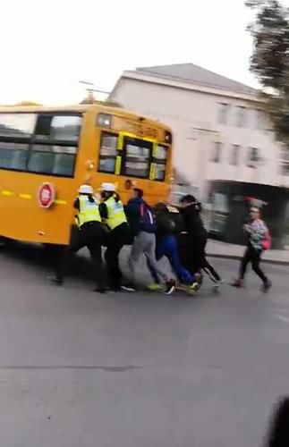 銀川:幼兒園校車半路拋錨,眾人合力推車暖人心 銀川:幼兒園校車半路拋錨,眾人合力推車暖人心