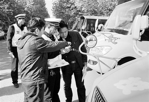 靈寶市川口鄉(xiāng)聯(lián)合交警六中隊(duì)對(duì)范圍內(nèi)校車(chē)集中進(jìn)行安全大檢查