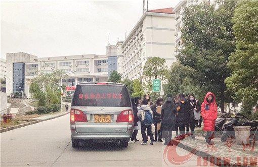 “校車”涉嫌非法營運被查獲　超員接送大學生