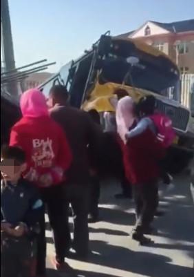 大連：幼兒園校車與大貨車慘烈相撞 校車內學生無一人死亡