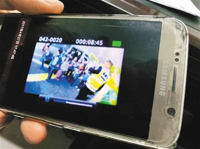 9座黑校車里擠了16個娃 司機涉嫌危險駕駛罪 143426693