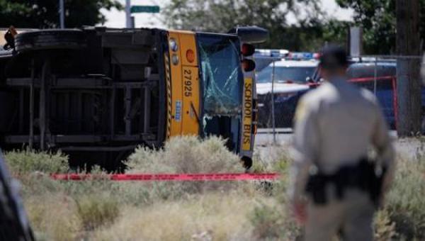 美國(guó)拉斯維加斯校車撞小汽車 1人死亡16名學(xué)生傷 圖為事故現(xiàn)場(chǎng)。