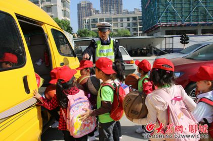 超員100%!山東聊城金色童年幼兒園校車被查 超員100%!山東聊城金色童年幼兒園校車被查