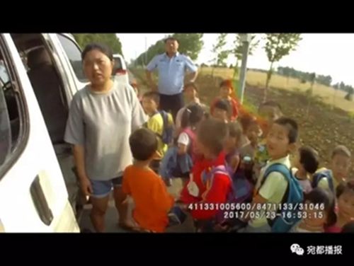 南陽臥龍區查處一輛黑校車 載客8人實載24人超載300%