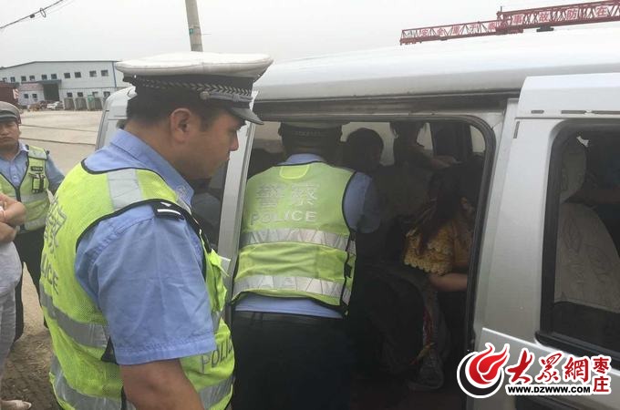 山東棗莊女司機開黑校車上路 核載8人竟塞20人 山東棗莊女司機開黑校車上路 核載8人竟塞20人