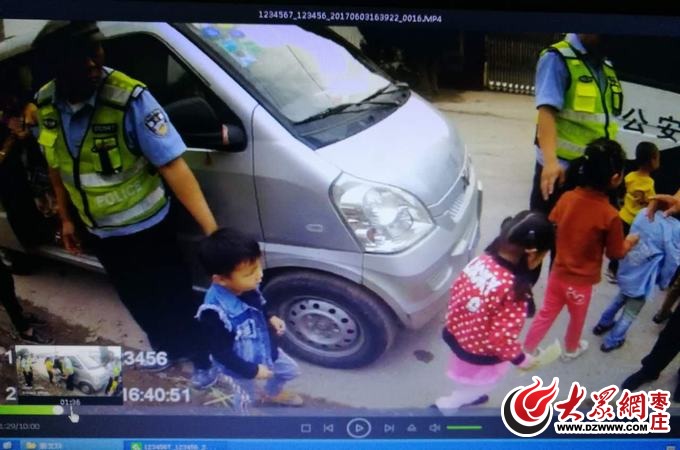 山東棗莊女司機開黑校車上路 核載8人竟塞20人 山東棗莊女司機開黑校車上路 核載8人竟塞20人