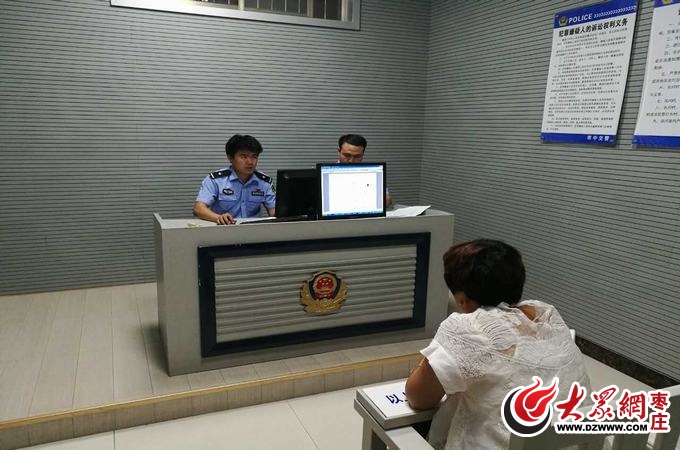 山東棗莊女司機開黑校車上路 核載8人竟塞20人 山東棗莊女司機開黑校車上路 核載8人竟塞20人