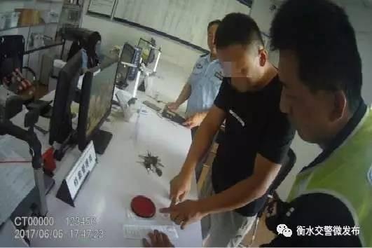 冀州:一男子開黑校車還超員!!! 冀州一男子開黑校車還超員
