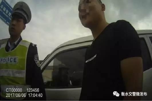 冀州:一男子開黑校車還超員!!! 冀州一男子開黑校車還超員