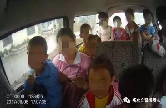 冀州:一男子開黑校車還超員!!! 冀州一男子開黑校車還超員