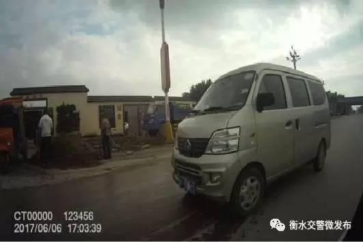 冀州:一男子開黑校車還超員!!! 冀州一男子開黑校車還超員