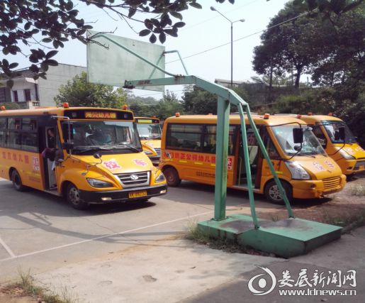 湖南雙峰縣花門鎮過渡期校車退出運營 國標校車全部到崗 湖南雙峰縣花門鎮過渡期校車退出運營 國標校車全部到崗