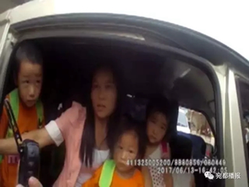 河南方城一黑校車超員100% 司機醉駕拒絕接受檢查 河南方城一黑校車超員100% 司機醉駕拒絕接受檢查