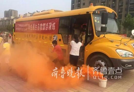 山東德州東七小學開展校車逃生自救演練/ 山東德州東七小學開展校車逃生自救演練