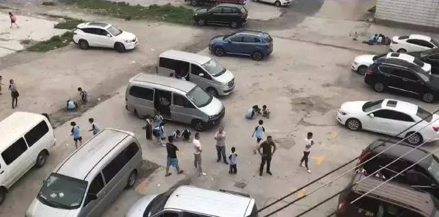 杭州蕭山某地黑校車被曝光！小車塞進26個人，孩子好像疊羅漢