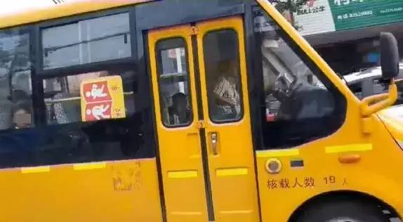 杭州蕭山某地黑校車被曝光！小車塞進26個人，孩子好像疊羅漢