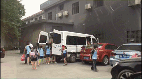 杭州蕭山某地黑校車被曝光！小車塞進26個人，孩子好像疊羅漢