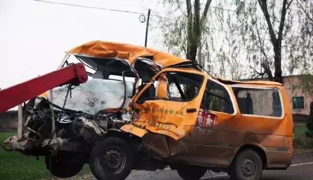 杭州蕭山某地黑校車被曝光！小車塞進26個人，孩子好像疊羅漢