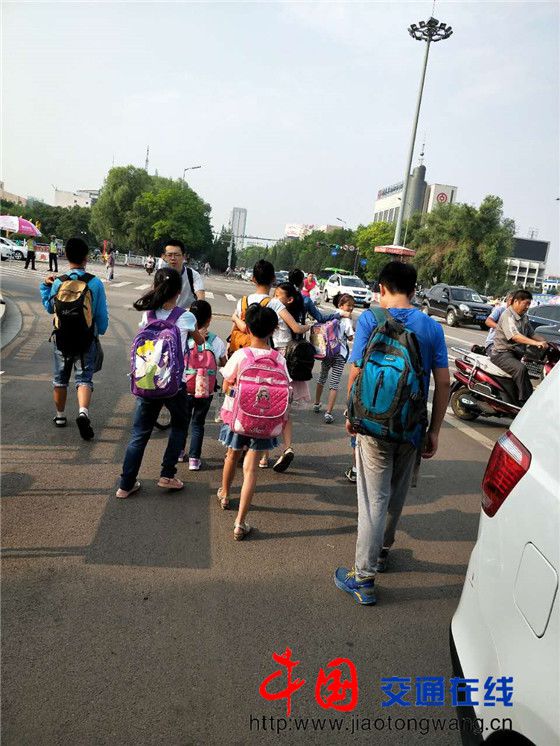 私家車變“黑校車” 超載塞滿10人