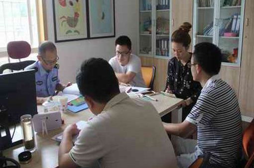 四川威遠交警大隊檢查幼兒園暑期班校車使用情況/ 四川威遠交警大隊檢查幼兒園暑期班校車使用情況