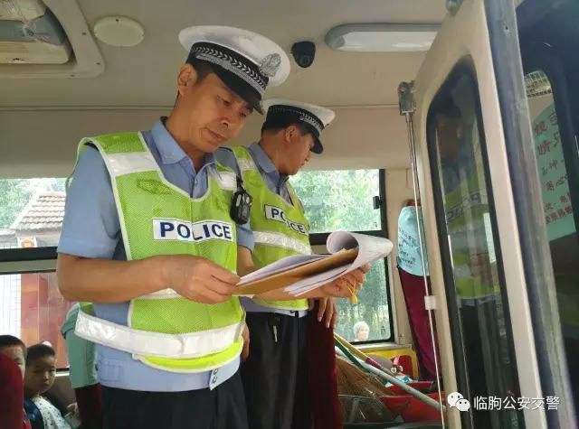 山東臨朐交警開展暑期前校車安全大檢查