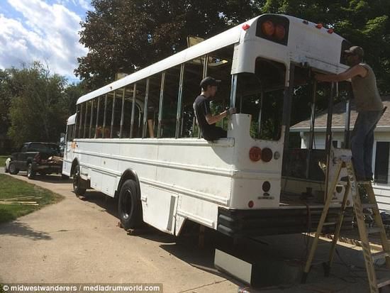 美國一男士改裝校車去旅行/ 美國一男士改裝校車去旅行