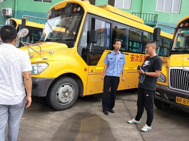 嚴查校車保安全,廊坊交警一直在路上! 嚴查校車保安全,廊坊交警一直在路上!