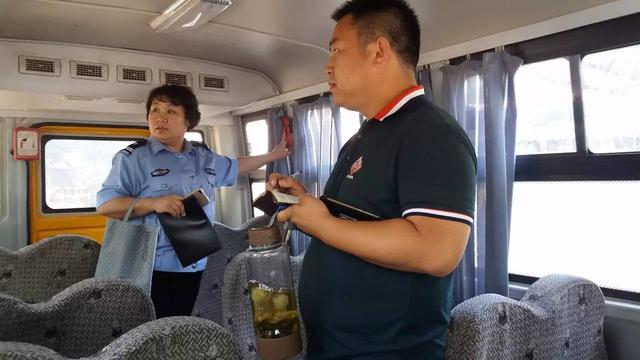嚴查校車保安全,廊坊交警一直在路上! 嚴查校車保安全,廊坊交警一直在路上!