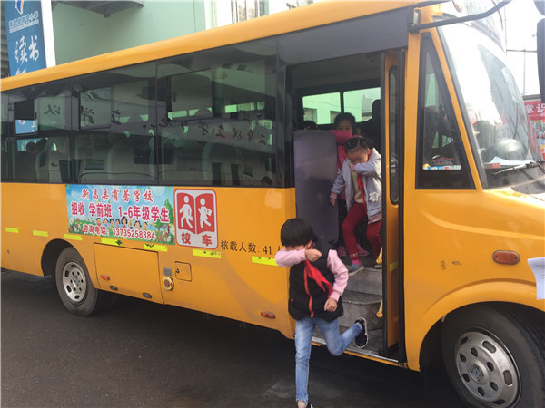 新昌育蕾學校校車上響起歡樂歌聲