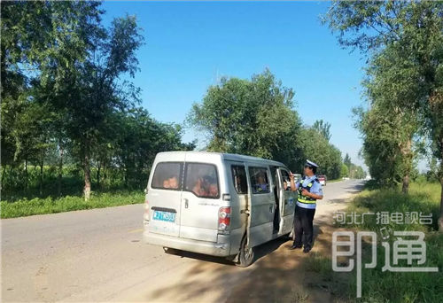 超載286%！河北衡水交警查獲兩輛“黑校車”