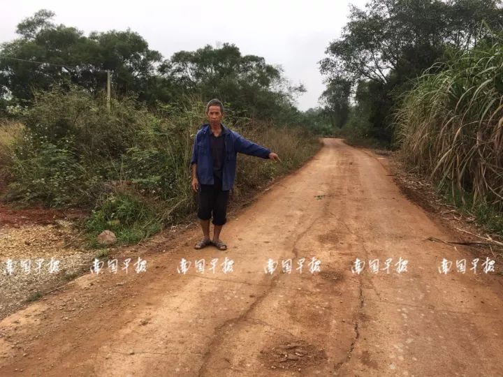 4歲男孩被校車撞上不幸身亡!出事時司機懷里竟抱著一個人……行車記錄儀還原現場! 4歲男孩被校車撞上不幸身亡!出事時司機懷里竟抱著一個人……行車記錄儀還原現場!