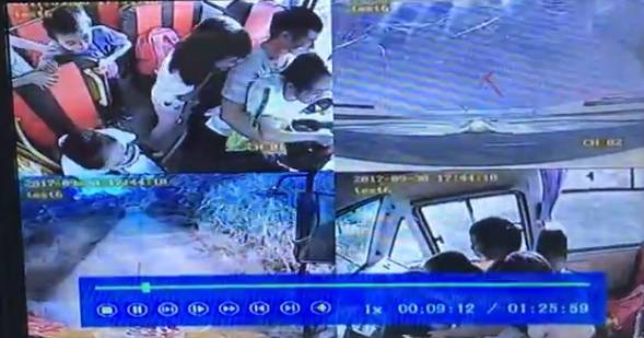 4歲男孩被校車撞上不幸身亡!出事時司機懷里竟抱著一個人……行車記錄儀還原現場! 4歲男孩被校車撞上不幸身亡!出事時司機懷里竟抱著一個人……行車記錄儀還原現場!