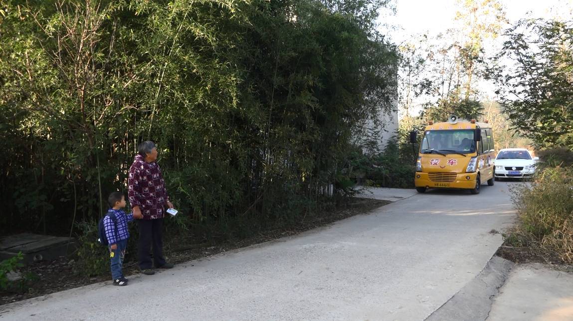 在農(nóng)村,校車已不僅僅是校車 在農(nóng)村,校車已不僅僅是校車