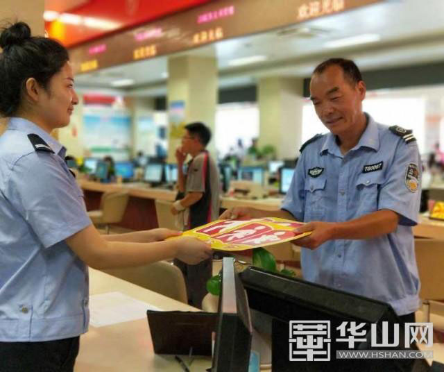 潼關交警大隊車管所見證的第一筆校車標牌申領