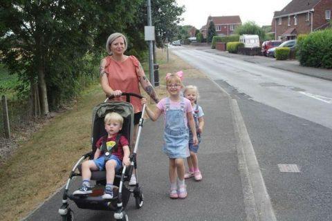 英國：校車沒用？英國母親每天步行11公里送娃上學