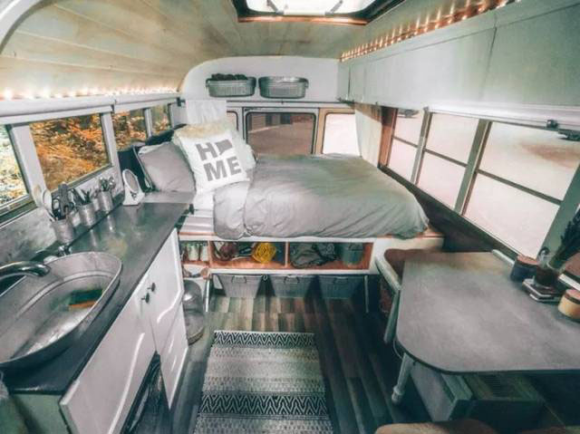 美國:為了省下租金,美國大學生情侶將校車改裝成房車 美國:為了省下租金,美國大學生情侶將校車改裝成房車