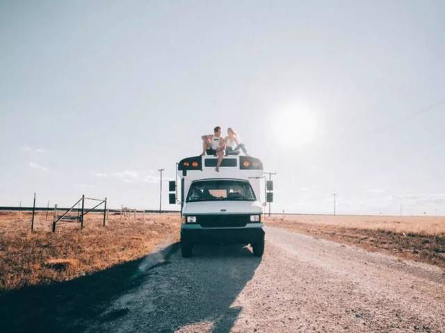 美國:為了省下租金,美國大學生情侶將校車改裝成房車 美國:為了省下租金,美國大學生情侶將校車改裝成房車