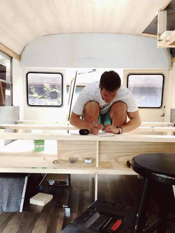 美國:為了省下租金,美國大學生情侶將校車改裝成房車 美國:為了省下租金,美國大學生情侶將校車改裝成房車