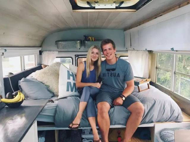 美國:為了省下租金,美國大學生情侶將校車改裝成房車 美國:為了省下租金,美國大學生情侶將校車改裝成房車